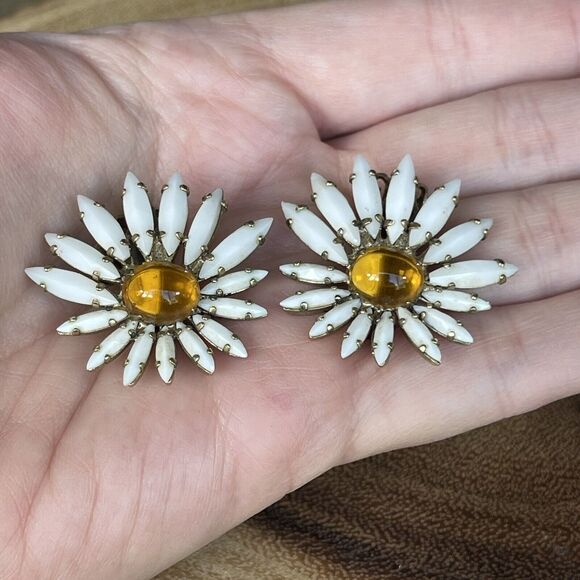 BEAUTIFUL SIGNED SCHREINER NEW YORK WHITE & AMBER GLASS FLOWER CLIP EARRINGS - Picture 6 of 10